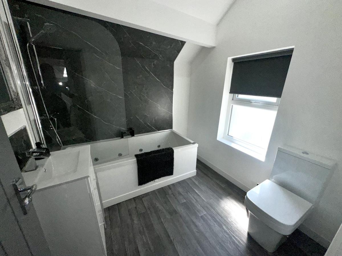 New Osborne Luxury Hottub And Jacuzzi Suites แบล็คพูล ภายนอก รูปภาพ